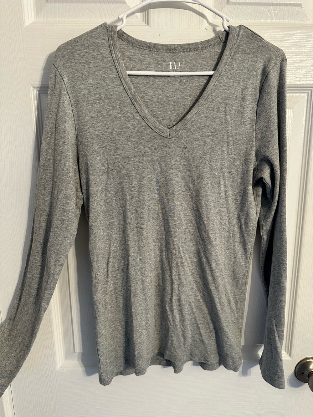 GAP Women's Long-Sleeve V-Neck shirt - Gray
